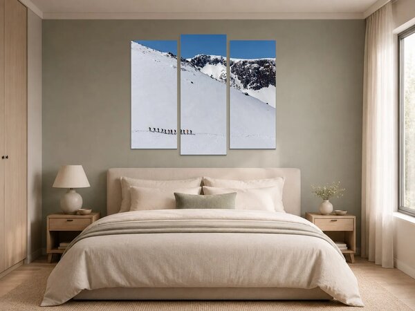 Výstup po zasněženém horském svahu – Třídílný obraz B, 120 × 100 cm