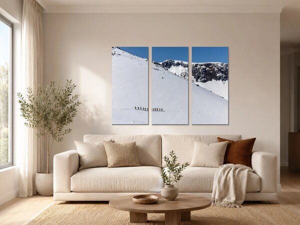 Výstup po zasněženém horském svahu – Třídílný obraz A, 90 × 60 cm