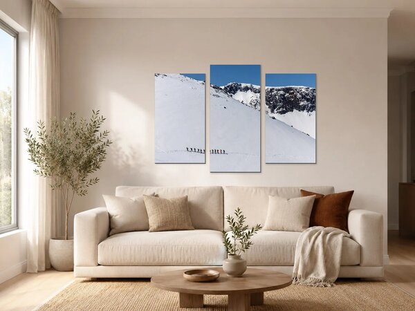 Výstup po zasněženém horském svahu – Třídílný obraz B, 90 × 60 cm