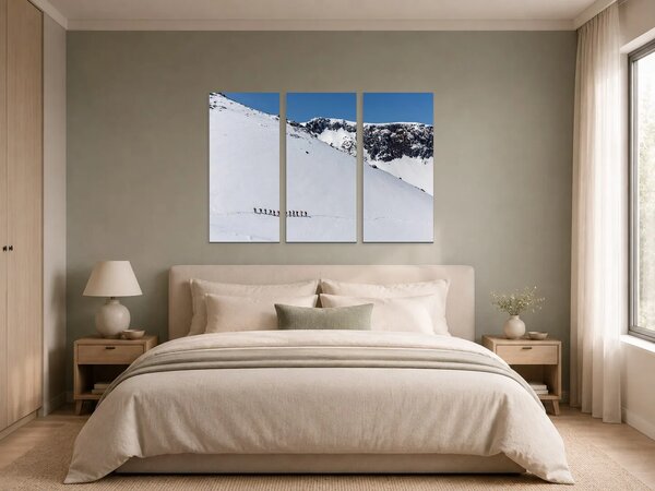 Výstup po zasněženém horském svahu – Třídílný obraz A, 90 × 60 cm