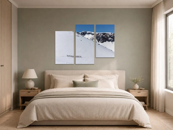Výstup po zasněženém horském svahu – Třídílný obraz C, 90 × 60 cm