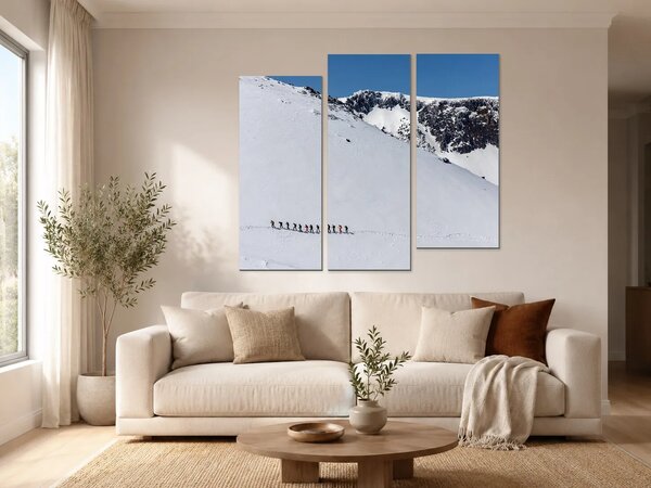 Výstup po zasněženém horském svahu – Třídílný obraz C, 150 × 100 cm
