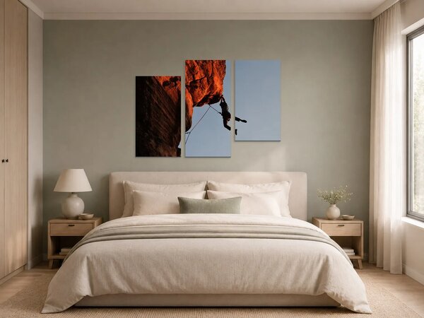 Lezec pod oranžovým skalním převisem – Třídílný obraz C, 90 × 60 cm