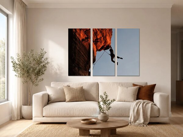 Lezec pod oranžovým skalním převisem – Třídílný obraz A, 90 × 60 cm