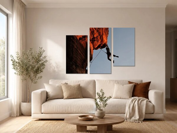 Lezec pod oranžovým skalním převisem – Třídílný obraz C, 90 × 60 cm