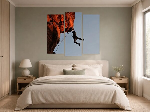 Lezec pod oranžovým skalním převisem – Třídílný obraz B, 120 × 100 cm