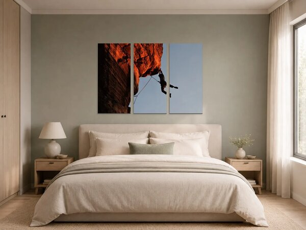 Lezec pod oranžovým skalním převisem – Třídílný obraz A, 90 × 60 cm