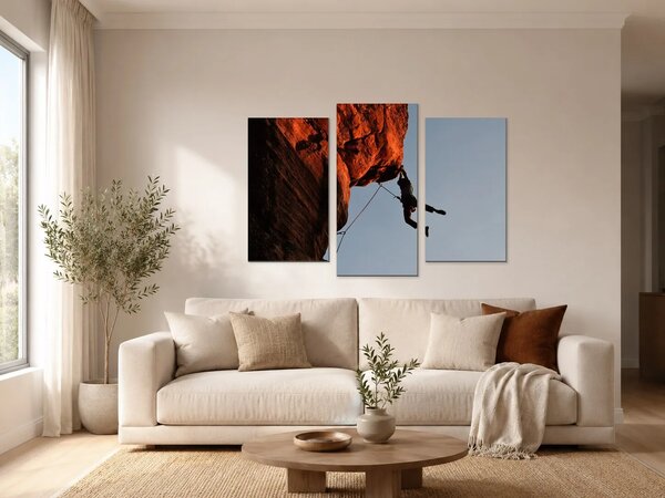 Lezec pod oranžovým skalním převisem – Třídílný obraz B, 90 × 60 cm