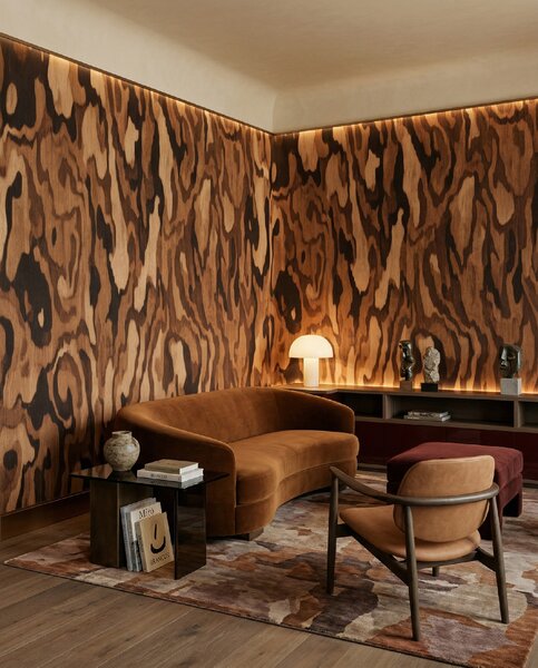 FUGU Luxusní hnědá designová art tapeta – Ettore Walnut Materiál: Digitální eko vlies - klasická tapeta nesamolepicí