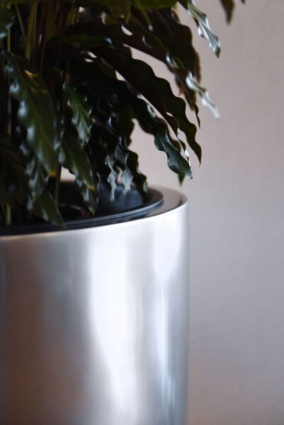 Exkluzivní květináč CITY, sklolaminát, výška 80 cm, stříbrná metalíza