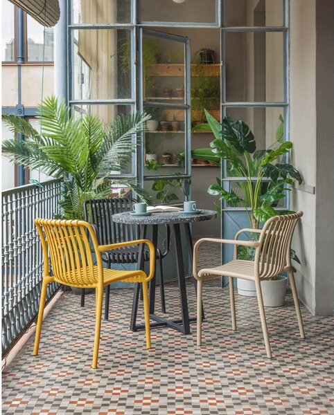 Hořčicově žlutá zahradní židle Kave Home Isabellini