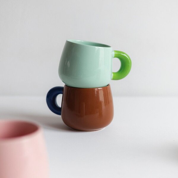 Tmavě hnědý hrnek z kostního porcelánu 470 ml Coco – ONA