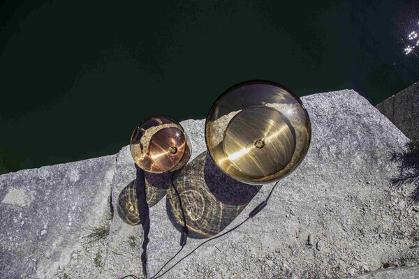 Brokis Designová stolní lampa Balloons medium, PC857 Barva skla: Hnědá kouřová - transparentní sklo, Barva el. vedení: Textilní kabel - světle šedý, Reflektor: citrónově žlutá