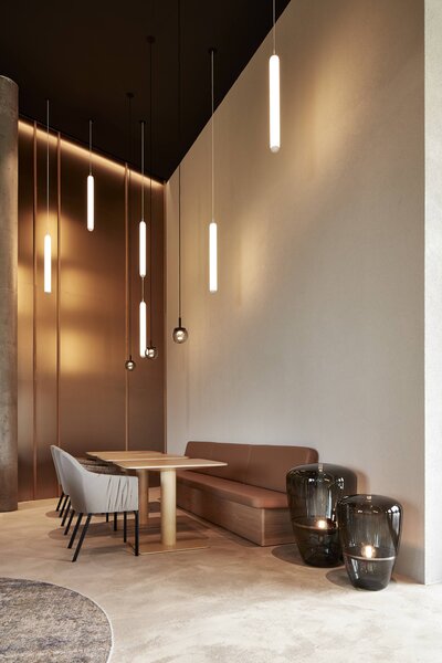 Brokis Designová stolní lampa Balloons medium, PC857 Barva skla: Hnědá kouřová - transparentní sklo, Barva el. vedení: Textilní kabel - světle šedý, Reflektor: citrónově žlutá