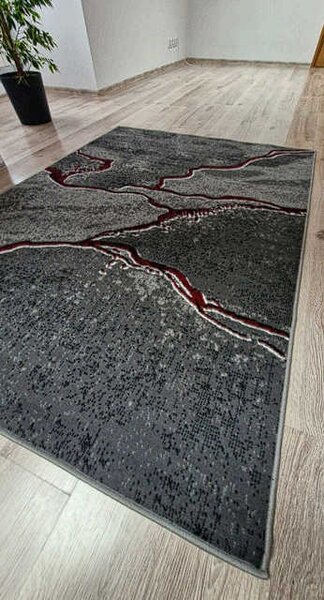 HU Šedý abstraktní obdélníkový koberec NEW IDEA 90321-0564 – imitace mramoru s červenými žilkami Rozměr: 50x80 cm