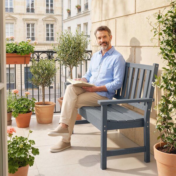 Outsunny 2místná odolná zahradní lavice, HDPE plast, dřevěný dekor, ergonomické opěradlo, nosnost 240 kg, 130 × 59 × 91 cm | Aosom