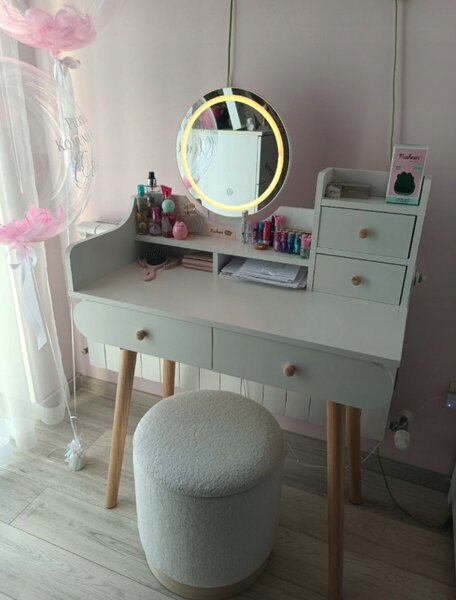 Elegantní toaletní stolek s LED světlem ve skandinávském designu