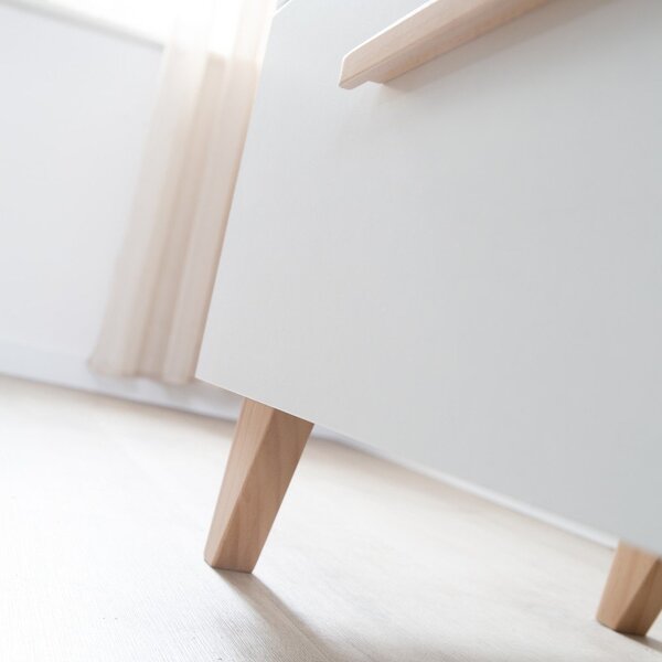 Bílá dětská komoda s přebalovacím pultem v dekoru dubu 88,5x99x76 cm Léon – Roba