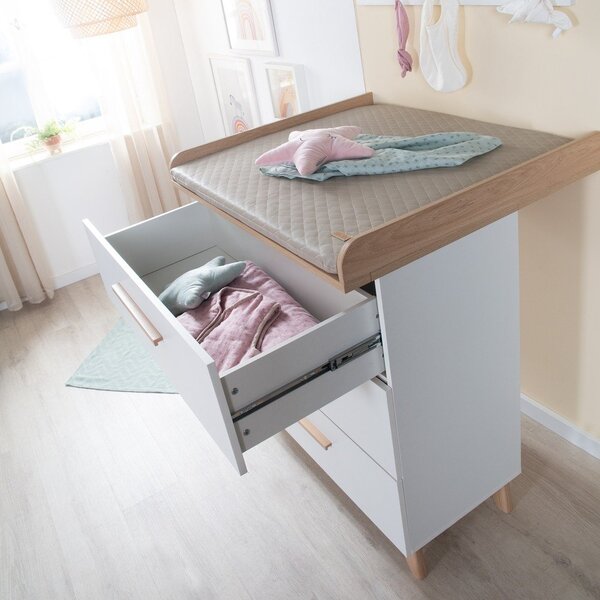 Bílá dětská komoda s přebalovacím pultem v dekoru dubu 88,5x99x76 cm Léon – Roba