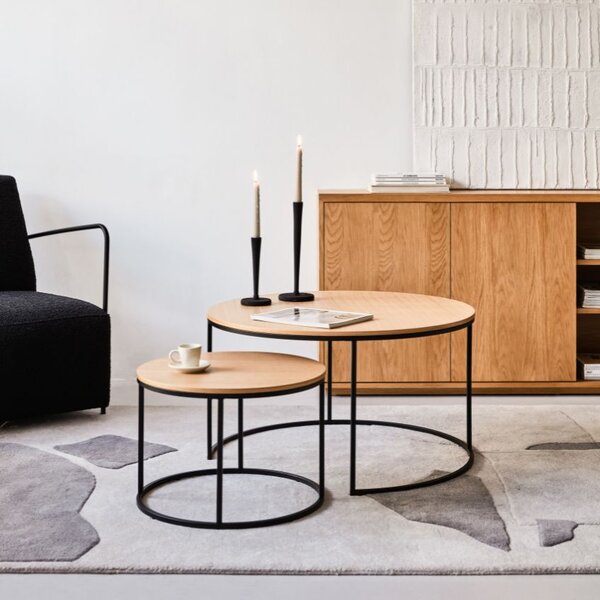 Set dvou dubových konferenčních stolků Kave Home Yoana 50/80 cm
