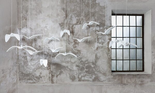Designové závěsné svítidlo Brokis Night Birds PC964 Povrch Montury: Stříbrný elox, Barva skla: Šedá kouřová - masiv, Povrch baldachýnu: kov - černý matný komaxit