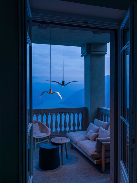Designové závěsné svítidlo Brokis Night Birds PC964 Povrch Montury: Stříbrný elox, Barva skla: Šedá kouřová - masiv, Povrch baldachýnu: kov - černý matný komaxit
