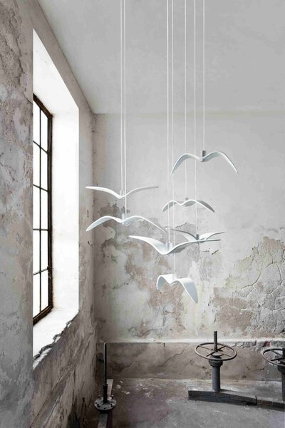 Designové závěsné svítidlo Brokis Night Birds PC964 Povrch Montury: Stříbrný elox, Barva skla: Šedá kouřová - masiv, Povrch baldachýnu: kov - černý matný komaxit