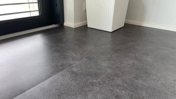 Samolepicí vinylová podlaha - Beton šedý