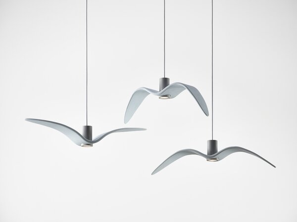 Designové závěsné svítidlo Brokis Night Birds PC963 Povrch Montury: Stříbrný elox, Barva skla: Šedá kouřová - masiv, Povrch baldachýnu: kov - černý matný komaxit