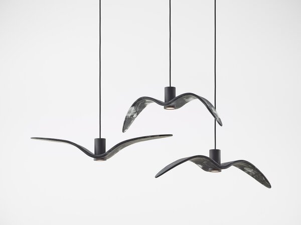 Designové závěsné svítidlo Brokis Night Birds PC963 Povrch Montury: Stříbrný elox, Barva skla: Šedá kouřová - masiv, Povrch baldachýnu: kov - černý matný komaxit