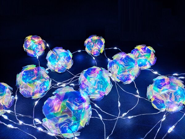 Vánoční LED řetěz s 12 koulemi, studená bílá, 150 LED, 4,5m