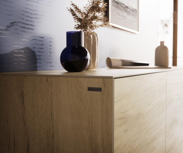 DELIFE Komoda Cuor 150 cm keramika Laminam® Sabbia dubová 3 dvířka podnož závěsná akrylglas