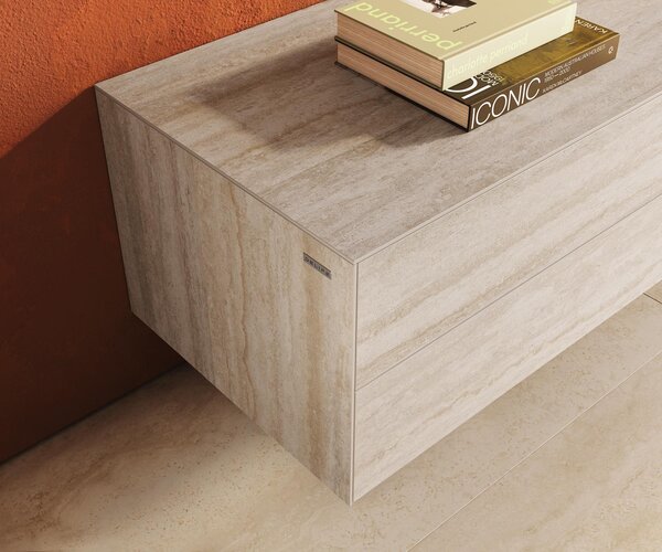 DELIFE TV stolek Cuor 180 cm keramika Laminam® Travertino Bianco krémově bílá 1 výklopná dvířka 2 zásuvky závěsný