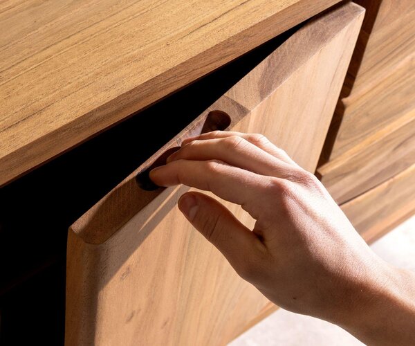 DELIFE Komoda Live-Edge 147 cm akácie přírodní 3 zásuvky 2 dvířka