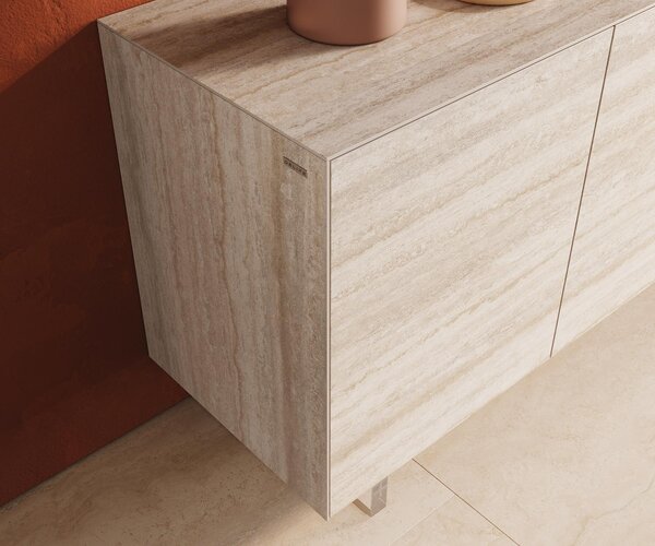 DELIFE Komoda Cuor 150 cm keramika Laminam® Travertino Bianco krémově bílá 3 dvířka podnož závěsná akrylglas