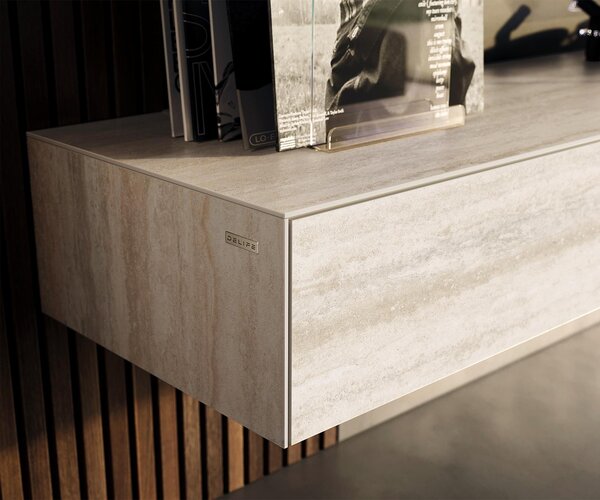 DELIFE TV stolek Cuor 150 cm keramika Laminam® Travertino Bianco krémově bílá 1 výklopná dvířka 1 zásuvka závěsný