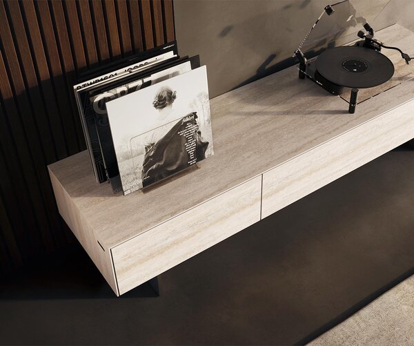 DELIFE TV stolek Cuor 150 cm keramika Laminam® Travertino Bianco krémově bílá 1 výklopná dvířka 1 zásuvka podnož závěsná nerezová ocel