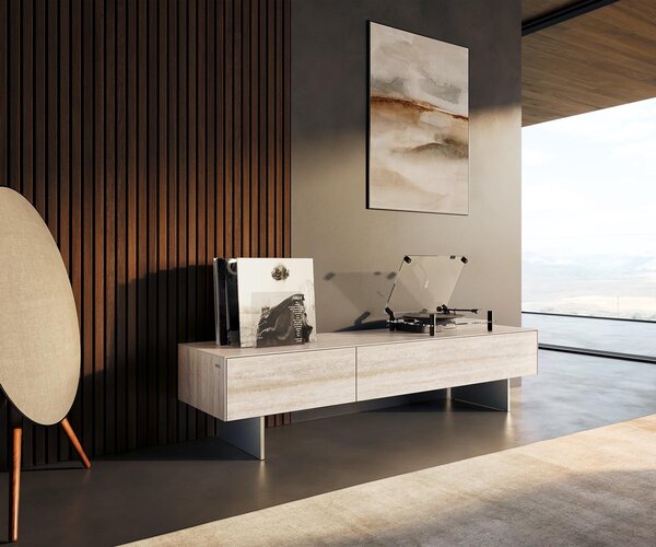 DELIFE TV stolek Cuor 150 cm keramika Laminam® Travertino Bianco krémově bílá 1 výklopná dvířka 1 zásuvka podnož závěsná nerezová ocel