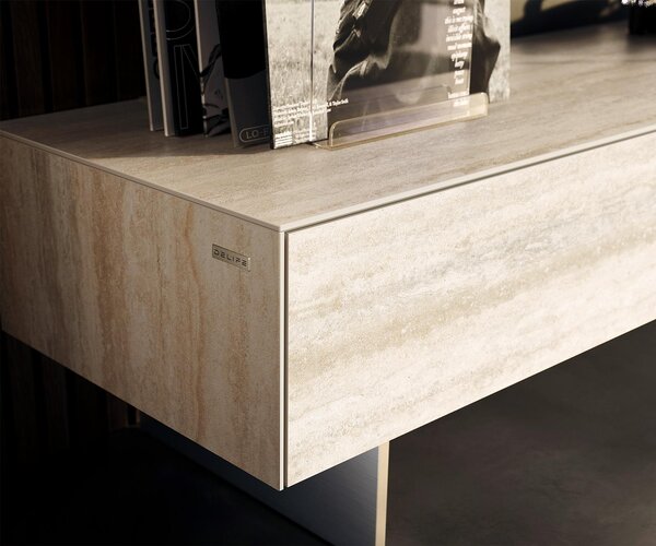 DELIFE TV stolek Cuor 150 cm keramika Laminam® Travertino Bianco krémově bílá 1 výklopná dvířka 1 zásuvka podnož závěsná nerezová ocel