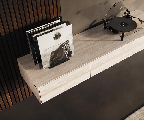 DELIFE TV stolek Cuor 150 cm keramika Laminam® Travertino Bianco krémově bílá 1 výklopná dvířka 1 zásuvka závěsný