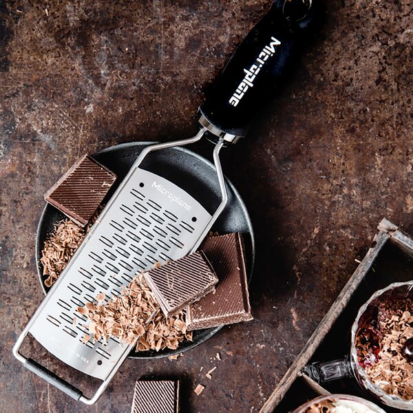 Struhadlo na širší proužky Microplane Gourmet s černou rukojetí 45002