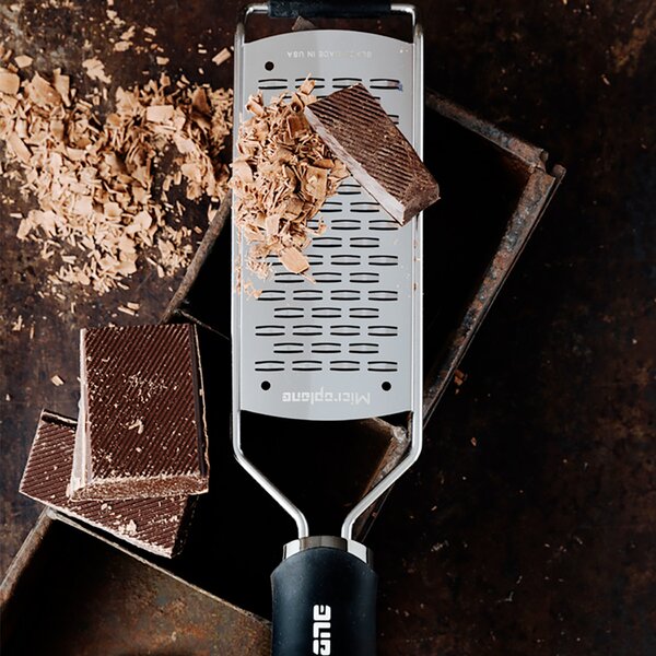 Struhadlo na širší proužky Microplane Gourmet s černou rukojetí 45002