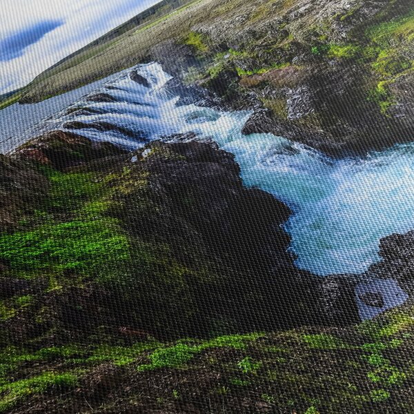 Obraz vodopádu mezi skalami (70x50 cm)