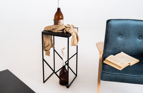 Nordic Design Petrolejově modré sametové křeslo Vinnie s přírodní podnoží