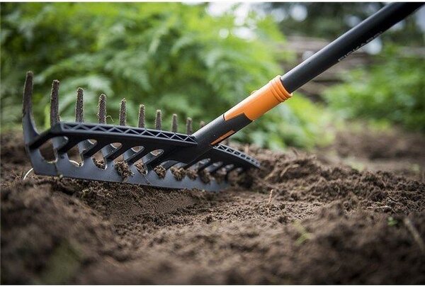 Hrábě univerzální s násadou Fiskars Solid 1003466 (135066)