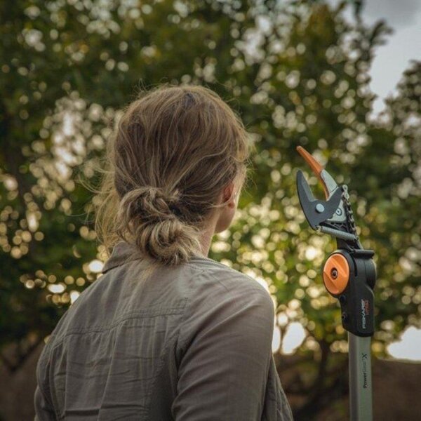 UPX82 Prodloužené univerzální zahradní nůžky PowerGear™ X 1,6 m Fiskars 1023625
