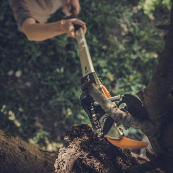 UPX82 Prodloužené univerzální zahradní nůžky PowerGear™ X 1,6 m Fiskars 1023625