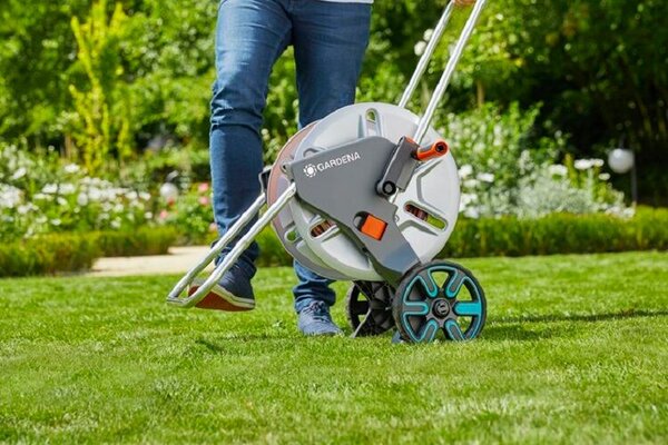 AquaRoll Easy Kovový vozík na hadici M - sada Gardena 18547-20