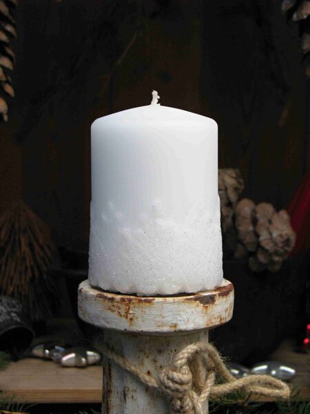Vánoční bílá svíce, menší, vzor krajka