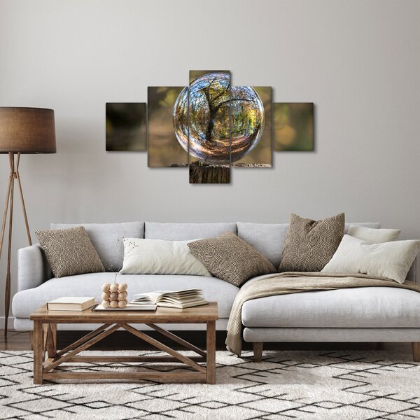 Obraz - Odraz ve skleněné kouli (125x70 cm)